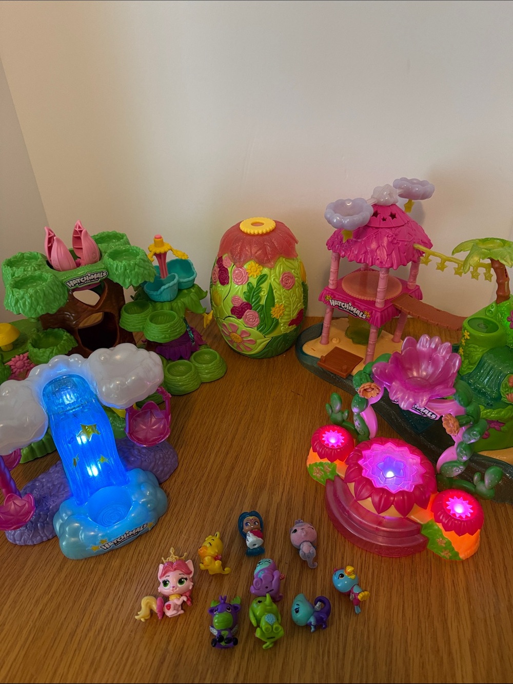 Hatchimals Playsets and 9 Figures